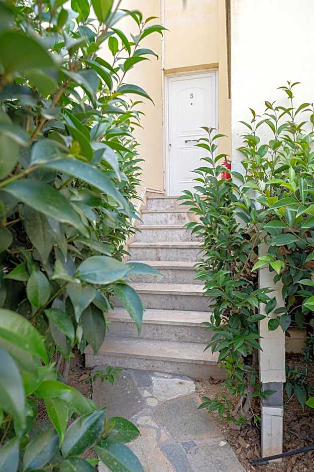 The White Rose Hotel