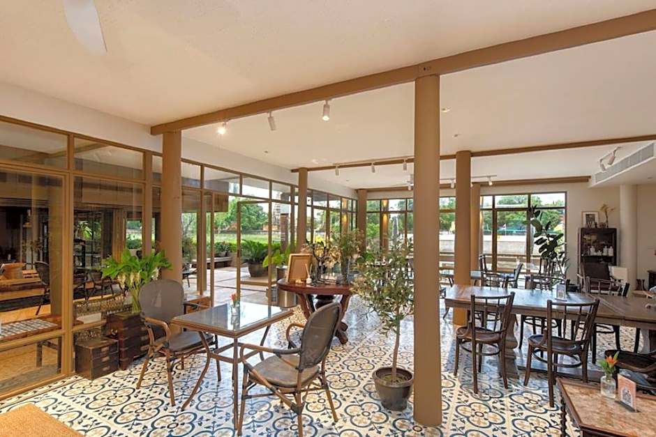 Syama Ayudhya, Residence & Café