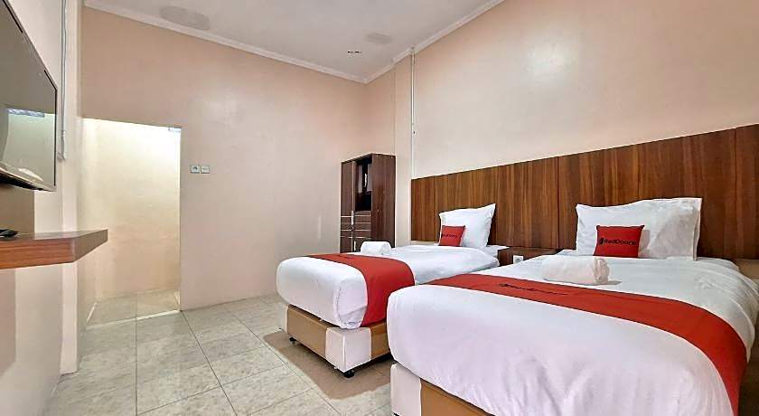 RedDoorz Syariah near Pasar Raya Padang