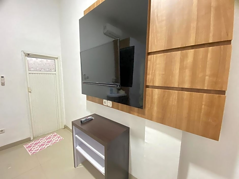 MJ Guest House Pusat Kota Malili Mitra RedDoorz