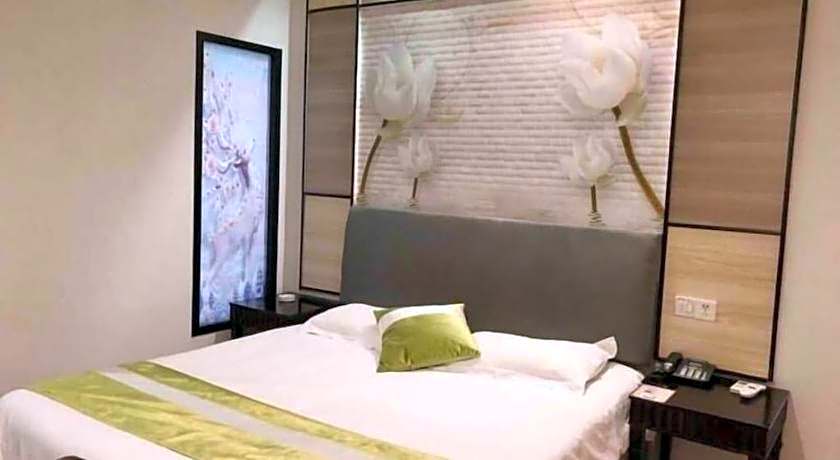 GreenTree Inn Taicang Baolong Square Hotel