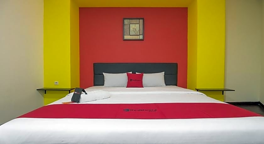 RedDoorz near ITC Mangga Dua