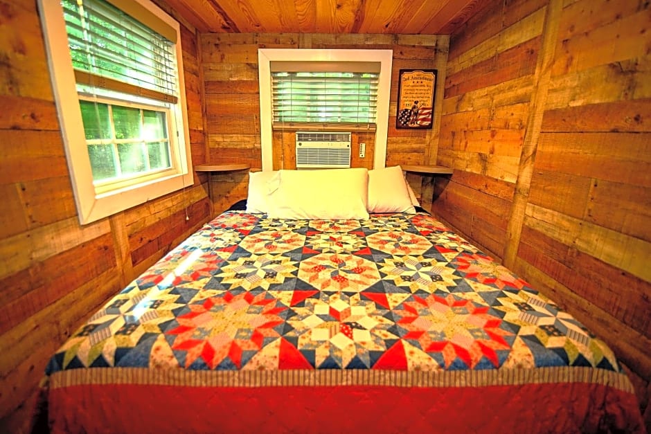 The Americana - Parker Creek Bend Cabins