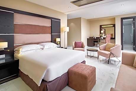 1 Bedroom Suite, 1 King, City view, Balcony