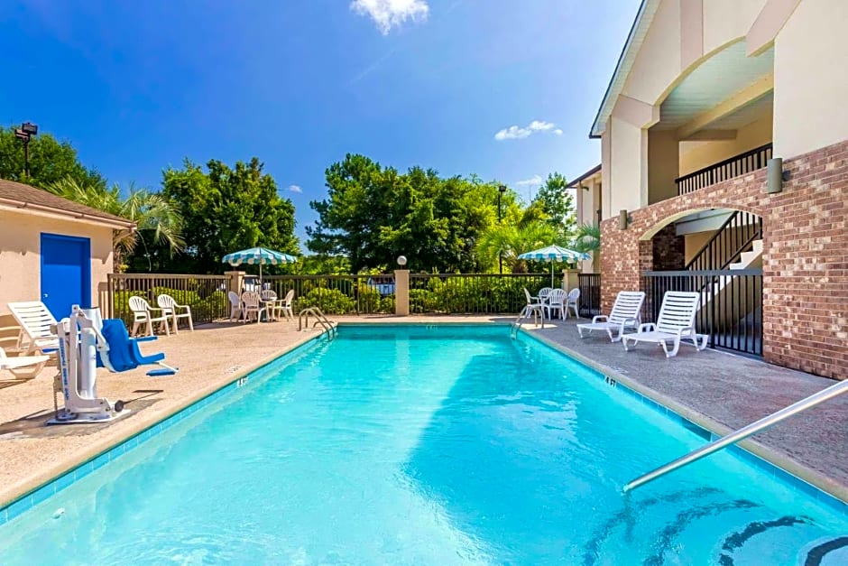 Howard Johnson by Wyndham Savannah GA