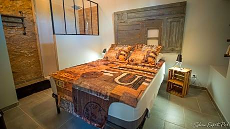 Apartment with Pool View