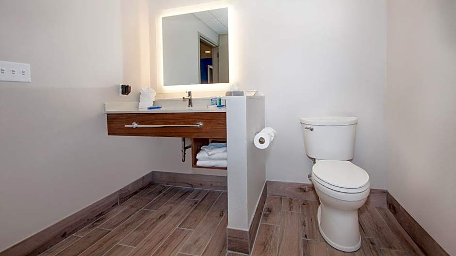 Holiday Inn Express & Suites Panama City Beach - Beachfront By IHG