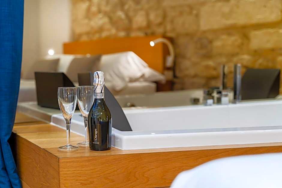 Photo 1 of 7 of Suite, Whirlpool