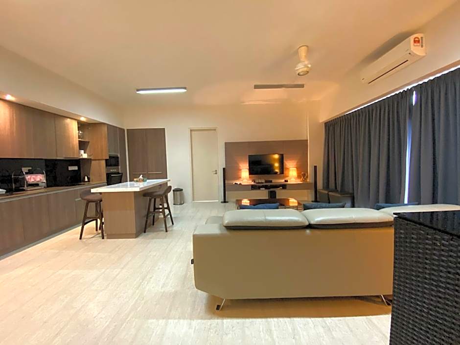 By The Sea Side Seaview and Mountain View 252