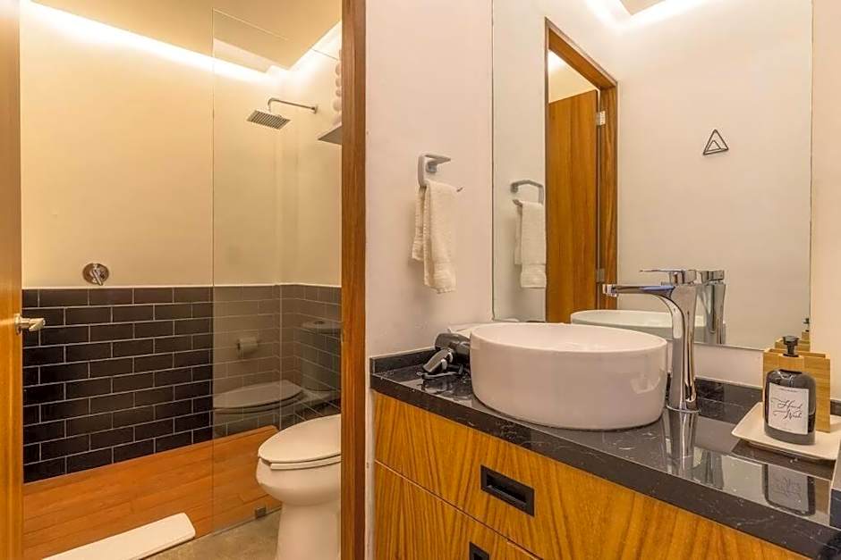 L304 Studio apt 2Bdrm 1bath Fits 6 AC Rooftop
