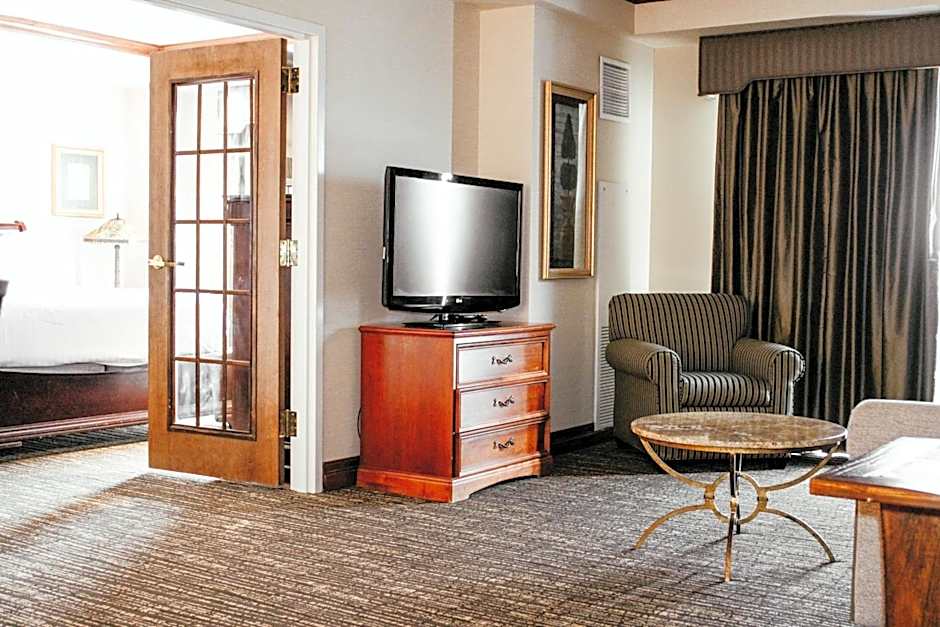 Hotel Topeka at City Center