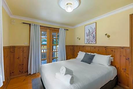 Deluxe Three-Bedroom Cabin - Olde Town Country Pub