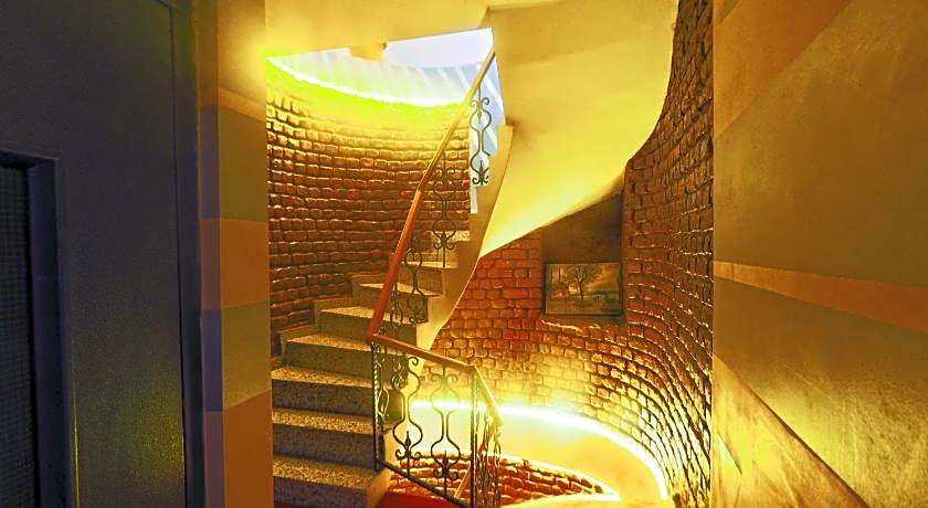 RENOVA OLD CiTY HOTEL