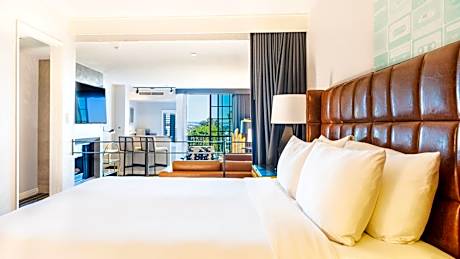 Signature King Suite, City View & Balcony