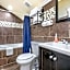 Modern 4BR Penthouse in Downtown by Hosteeva