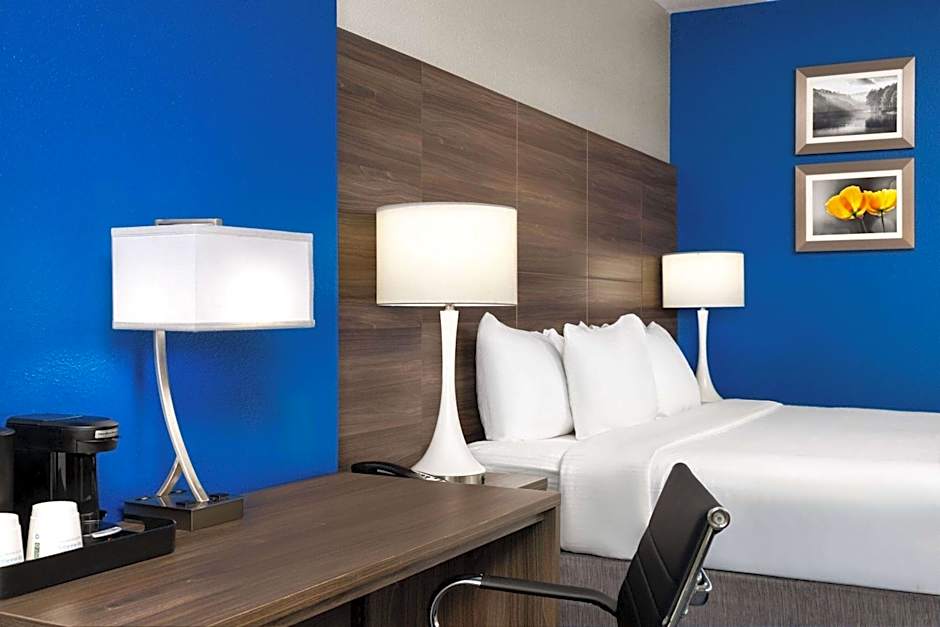 La Quinta Inn & Suites by Wyndham Denton - University Drive