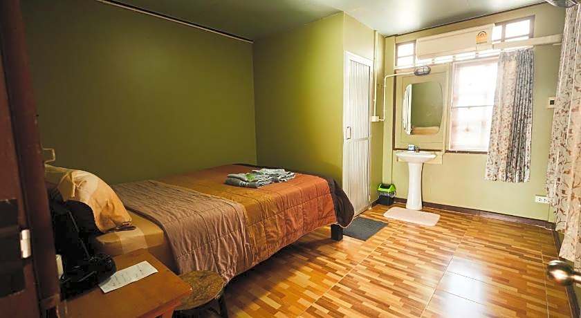 Chommuang Guest House At Ayutthaya.