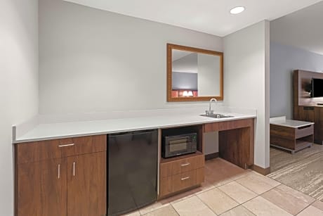 2 Queens Mobility Access W/Tub Nonsmoking