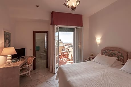 Superior Family Room (2 Adults + 2 Children)