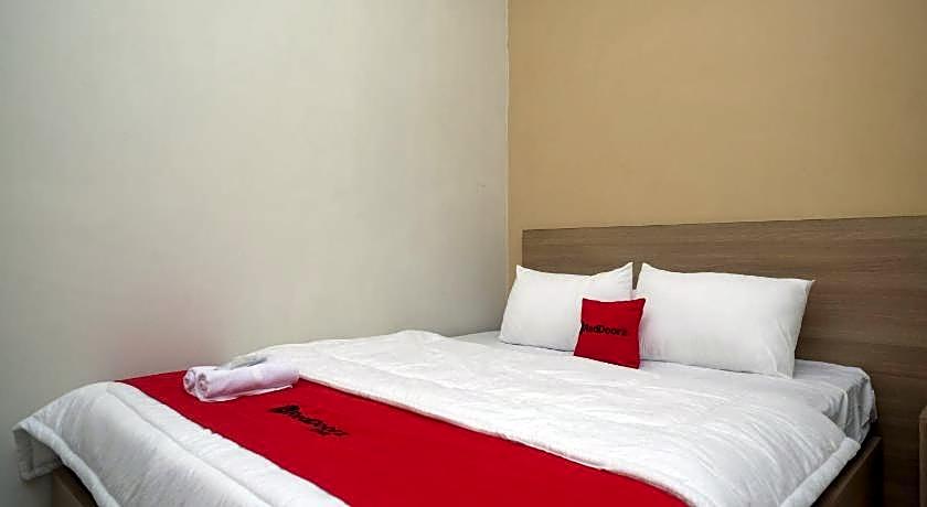 RedDoorz Plus near UMS Solo 2