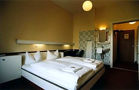 Basic Double or Twin Room with Shared Bathroom