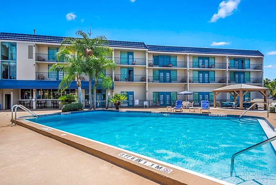 Clarion Inn & Suites Central Clearwater Beach