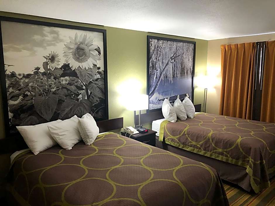 Super 8 by Wyndham Topeka/Wanamaker RD/I-70