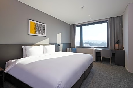 Staycation offer - 30 hours Stay - Hollywood Double with Early Check-in at 12pm and Late Check-out at 6pm