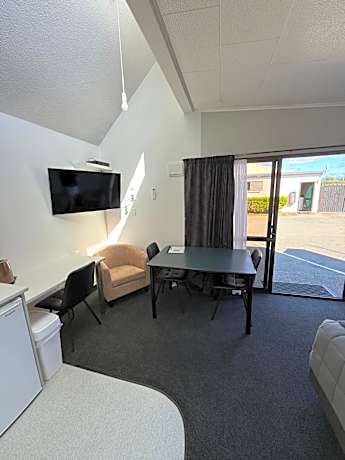 Executive Queen Studio