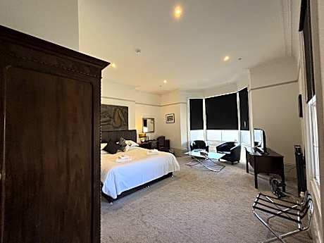 King-Deluxe-Ensuite with Shower-Street View-rooms 1-2