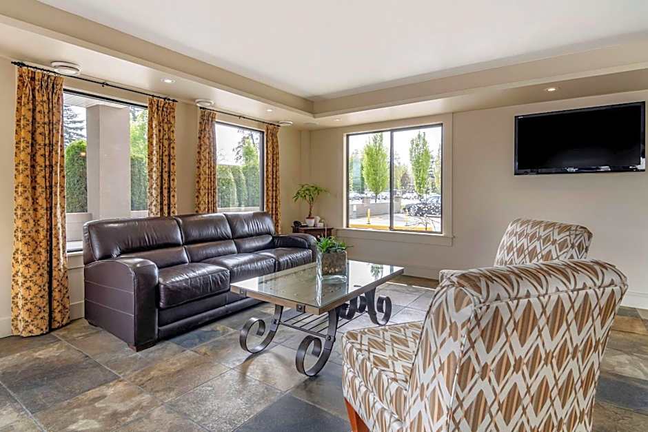 Econo Lodge Inn & Suites