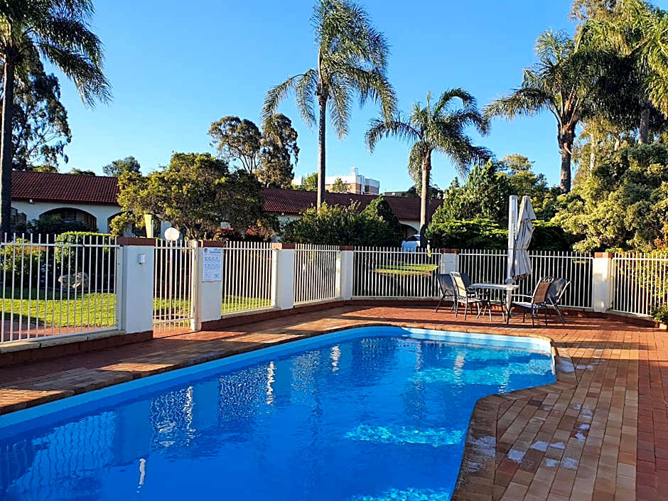 McNevins Warwick Motel