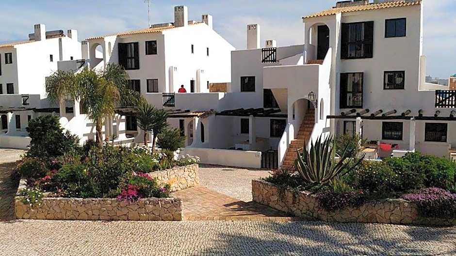 Apartamentos Honorio - Pool and Garden