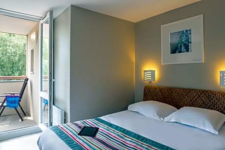 One-Bedroom Apartment with Sleeping Alcove and Terrace or Balcony (6 People)