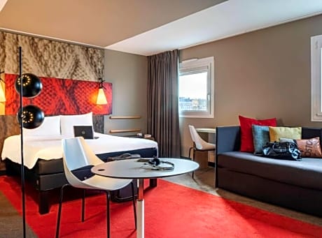 Standard room with double bed and balcony