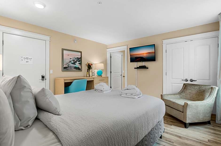 Gold Coast Inn ⁀➷ Breathtaking Sunsets ➠ Standard Lake View Room ➠ 106