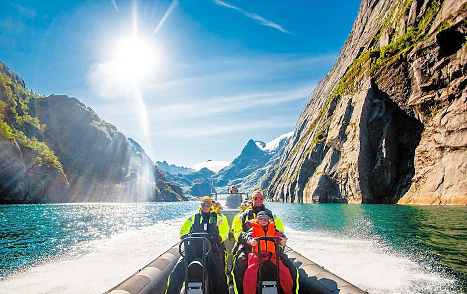 Astra Whale - Waterfront Boutique Hostel in Lofoten