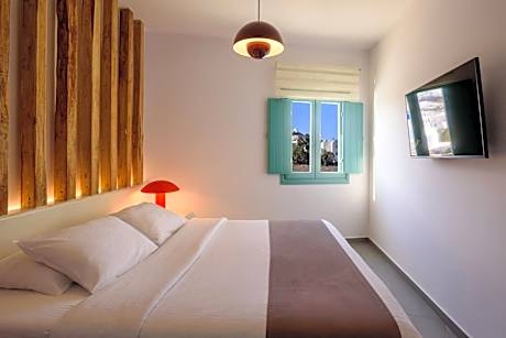 Premium Spa Suite with Outdoor Plunge Pool and Caldera View