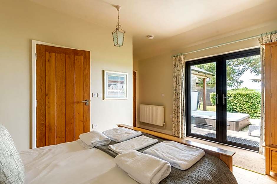 Tor Farm Lodges - Private Hot Tubs, Shared Seasonal Outdoor Pool, Dog Friendly