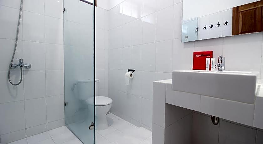 RedDoorz Plus near Alun Alun Selatan 2