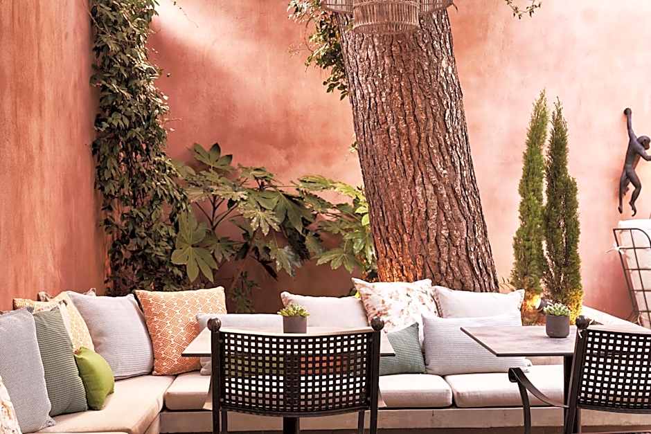 Sea View Cityscape Hotel