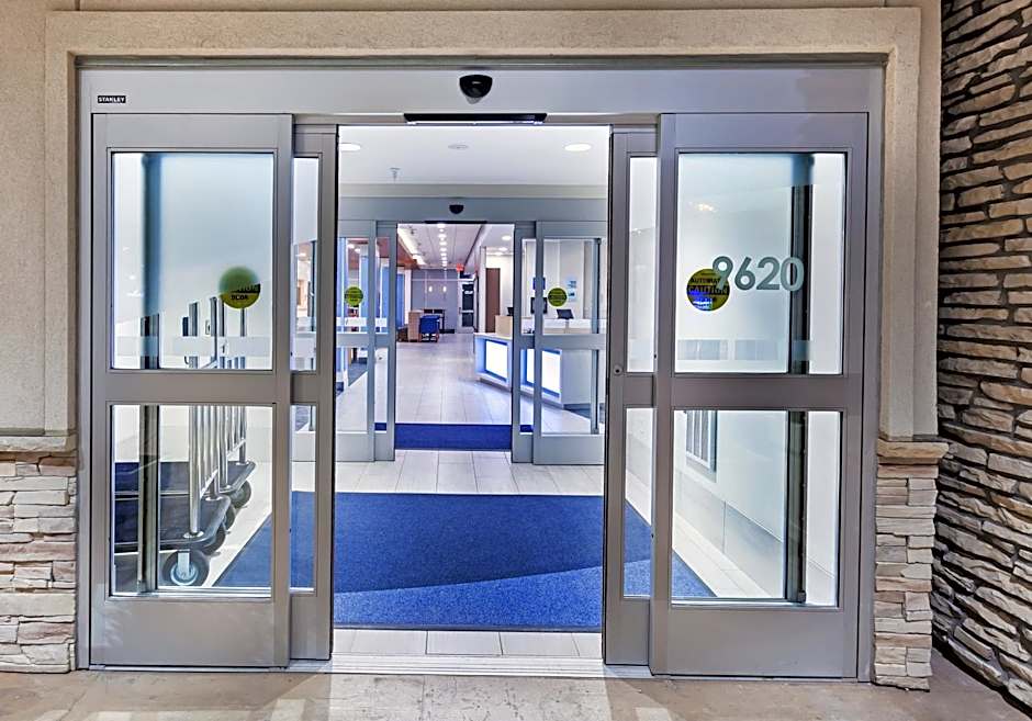 Holiday Inn Express & Suites - Lenexa - Overland Park Area By IHG