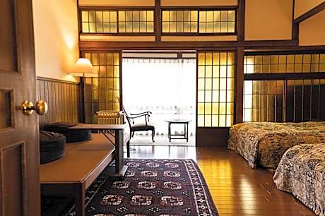 Deluxe Twin Room with Shared Bathroom