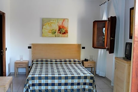 Family Room (2 Adults + 2 Children)