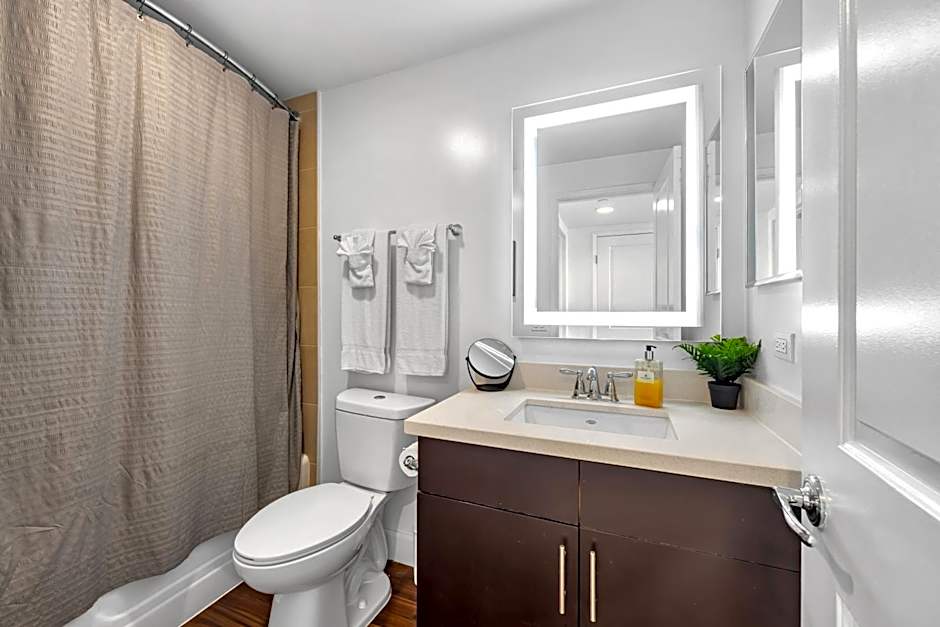 Modern Luxury 2 Bed with Panoramic City Views in Downtown LA