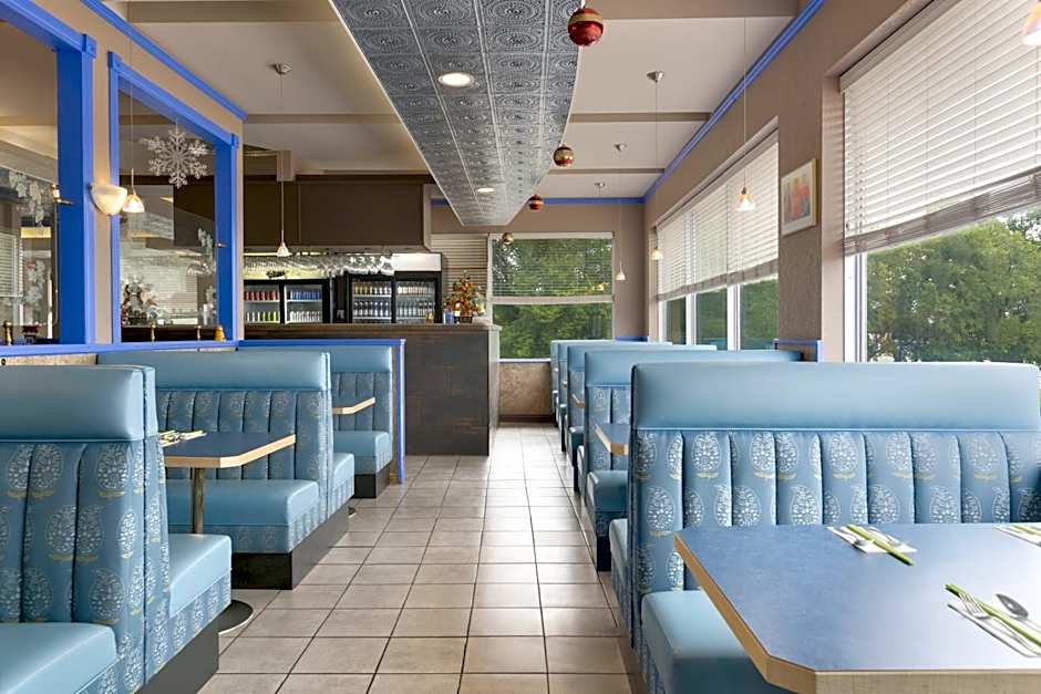 Colonial Square Inn & Suites