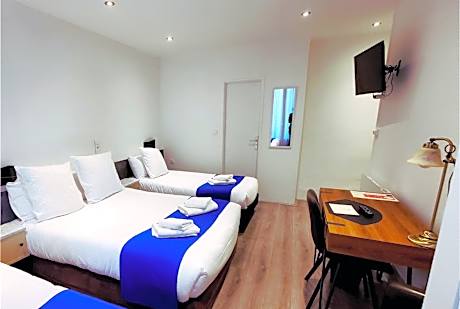 Deluxe Double Room (2 Adults + 1 Child)