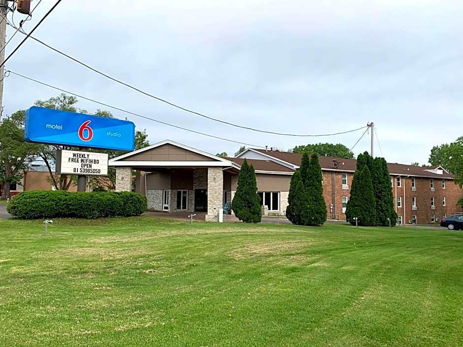 Photo 1 of 43 of Studio 6  Rockford, IL