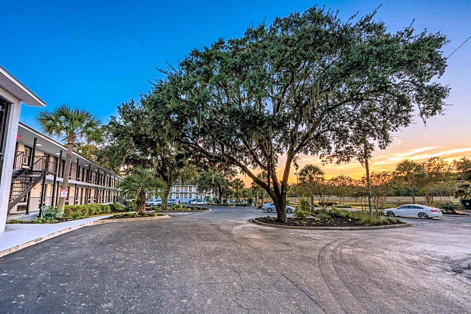 Charleston Creekside Inn