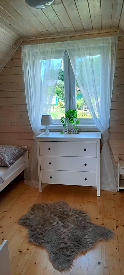 Szary domek nad jeziorem